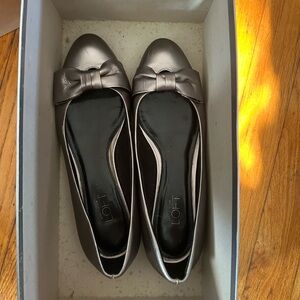 Ann Taylor loft Women's Metallic Bow Flats leather